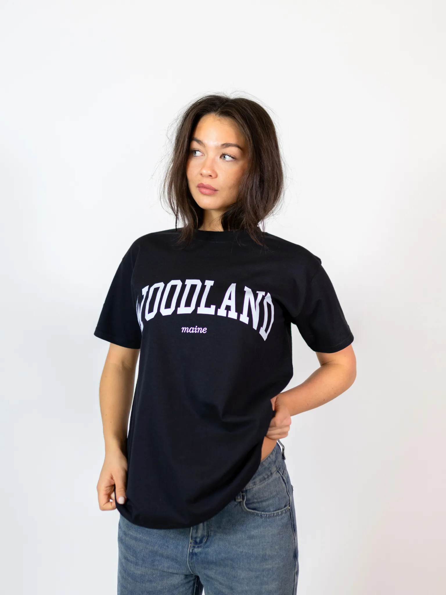 WOODLAND TEE - SVART